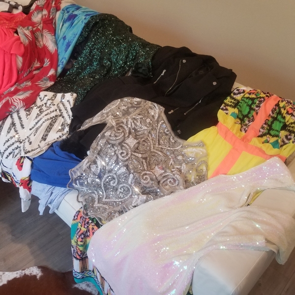 LOTS OF CLOTHES - Picture 6 of 9